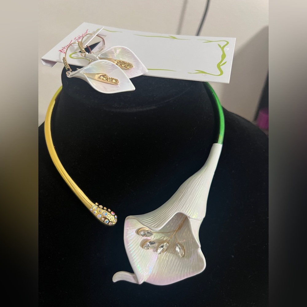 Iridescent Calla Lily Statement Necklace with Earrings